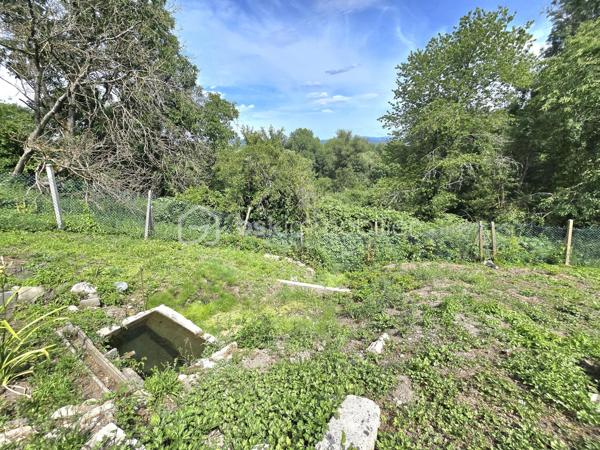 🏡 Grange avec dépendance et terrain – Projet maison, stockage ou investissement
Commune de Limons (63290) – Vue dégagée sur le Livradois‑Forez
Surface totale : env. 90 m² (dont sous‑sol) – Surface au sol : 78 m²

Ancienne grange divisée en deux parties, avec dépendance de 30 m² idéale pour garage, atelier ou espace complémentaire.  
Le bâtiment principal offre un volume intéressant, une charpente bois saine, et un sous‑sol pratique pour le stockage ou l’aménagement.

✔️ Pour un projet maison ou loft
Un potentiel idéal pour créer un loft lumineux, une maison atypique ou un espace contemporain mêlant pierre et bois, avec un terrain en pente permettant d’imaginer des terrasses en paliers, un jardin suspendu ou un coin détente avec vue sur le Livradois‑Forez.

✔️ Pour un investisseur
Un bien adapté à plusieurs stratégies :

- Location longue durée après rénovation (maison ou loft)

- Location courte durée pour un projet atypique

- Location de stockage / garage / atelier

- Achat‑revente avec optimisation des volumes (sous‑sol + dépendance)

✔️ Pour du stockage
La grange permet d’accueillir facilement un camping‑car, une caravane, un bateau ou du matériel professionnel volumineux.

Un bien polyvalent, qui s’adapte aussi bien à un projet de vie, à un investissement rentable, ou à un grand espace de stockage sécurisé.
Un bien rare sur le secteur, à fort potentiel pour les amoureux de la nature comme pour les investisseurs créatifs.