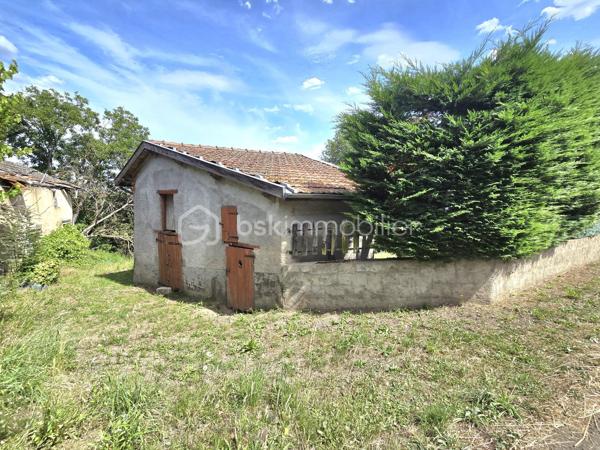 🏡 Grange avec dépendance et terrain – Projet maison, stockage ou investissement
Commune de Limons (63290) – Vue dégagée sur le Livradois‑Forez
Surface totale : env. 90 m² (dont sous‑sol) – Surface au sol : 78 m²

Ancienne grange divisée en deux parties, avec dépendance de 30 m² idéale pour garage, atelier ou espace complémentaire.  
Le bâtiment principal offre un volume intéressant, une charpente bois saine, et un sous‑sol pratique pour le stockage ou l’aménagement.

✔️ Pour un projet maison ou loft
Un potentiel idéal pour créer un loft lumineux, une maison atypique ou un espace contemporain mêlant pierre et bois, avec un terrain en pente permettant d’imaginer des terrasses en paliers, un jardin suspendu ou un coin détente avec vue sur le Livradois‑Forez.

✔️ Pour un investisseur
Un bien adapté à plusieurs stratégies :

- Location longue durée après rénovation (maison ou loft)

- Location courte durée pour un projet atypique

- Location de stockage / garage / atelier

- Achat‑revente avec optimisation des volumes (sous‑sol + dépendance)

✔️ Pour du stockage
La grange permet d’accueillir facilement un camping‑car, une caravane, un bateau ou du matériel professionnel volumineux.

Un bien polyvalent, qui s’adapte aussi bien à un projet de vie, à un investissement rentable, ou à un grand espace de stockage sécurisé.
Un bien rare sur le secteur, à fort potentiel pour les amoureux de la nature comme pour les investisseurs créatifs.