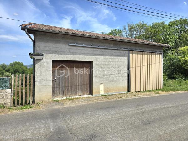 🏡 Grange avec dépendance et terrain – Projet maison, stockage ou investissement
Commune de Limons (63290) – Vue dégagée sur le Livradois‑Forez
Surface totale : env. 90 m² (dont sous‑sol) – Surface au sol : 78 m²

Ancienne grange divisée en deux parties, avec dépendance de 30 m² idéale pour garage, atelier ou espace complémentaire.  
Le bâtiment principal offre un volume intéressant, une charpente bois saine, et un sous‑sol pratique pour le stockage ou l’aménagement.

✔️ Pour un projet maison ou loft
Un potentiel idéal pour créer un loft lumineux, une maison atypique ou un espace contemporain mêlant pierre et bois, avec un terrain en pente permettant d’imaginer des terrasses en paliers, un jardin suspendu ou un coin détente avec vue sur le Livradois‑Forez.

✔️ Pour un investisseur
Un bien adapté à plusieurs stratégies :

- Location longue durée après rénovation (maison ou loft)

- Location courte durée pour un projet atypique

- Location de stockage / garage / atelier

- Achat‑revente avec optimisation des volumes (sous‑sol + dépendance)

✔️ Pour du stockage
La grange permet d’accueillir facilement un camping‑car, une caravane, un bateau ou du matériel professionnel volumineux.

Un bien polyvalent, qui s’adapte aussi bien à un projet de vie, à un investissement rentable, ou à un grand espace de stockage sécurisé.
Un bien rare sur le secteur, à fort potentiel pour les amoureux de la nature comme pour les investisseurs créatifs.