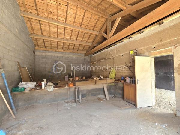 🏡 Grange avec dépendance et terrain – Projet maison, stockage ou investissement
Commune de Limons (63290) – Vue dégagée sur le Livradois‑Forez
Surface totale : env. 90 m² (dont sous‑sol) – Surface au sol : 78 m²

Ancienne grange divisée en deux parties, avec dépendance de 30 m² idéale pour garage, atelier ou espace complémentaire.  
Le bâtiment principal offre un volume intéressant, une charpente bois saine, et un sous‑sol pratique pour le stockage ou l’aménagement.

✔️ Pour un projet maison ou loft
Un potentiel idéal pour créer un loft lumineux, une maison atypique ou un espace contemporain mêlant pierre et bois, avec un terrain en pente permettant d’imaginer des terrasses en paliers, un jardin suspendu ou un coin détente avec vue sur le Livradois‑Forez.

✔️ Pour un investisseur
Un bien adapté à plusieurs stratégies :

- Location longue durée après rénovation (maison ou loft)

- Location courte durée pour un projet atypique

- Location de stockage / garage / atelier

- Achat‑revente avec optimisation des volumes (sous‑sol + dépendance)

✔️ Pour du stockage
La grange permet d’accueillir facilement un camping‑car, une caravane, un bateau ou du matériel professionnel volumineux.

Un bien polyvalent, qui s’adapte aussi bien à un projet de vie, à un investissement rentable, ou à un grand espace de stockage sécurisé.
Un bien rare sur le secteur, à fort potentiel pour les amoureux de la nature comme pour les investisseurs créatifs.