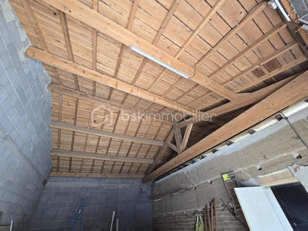 🏡 Grange avec dépendance et terrain – Projet maison, stockage ou investissement
Commune de Limons (63290) – Vue dégagée sur le Livradois‑Forez
Surface totale : env. 90 m² (dont sous‑sol) – Surface au sol : 78 m²

Ancienne grange divisée en deux parties, avec dépendance de 30 m² idéale pour garage, atelier ou espace complémentaire.  
Le bâtiment principal offre un volume intéressant, une charpente bois saine, et un sous‑sol pratique pour le stockage ou l’aménagement.

✔️ Pour un projet maison ou loft
Un potentiel idéal pour créer un loft lumineux, une maison atypique ou un espace contemporain mêlant pierre et bois, avec un terrain en pente permettant d’imaginer des terrasses en paliers, un jardin suspendu ou un coin détente avec vue sur le Livradois‑Forez.

✔️ Pour un investisseur
Un bien adapté à plusieurs stratégies :

- Location longue durée après rénovation (maison ou loft)

- Location courte durée pour un projet atypique

- Location de stockage / garage / atelier

- Achat‑revente avec optimisation des volumes (sous‑sol + dépendance)

✔️ Pour du stockage
La grange permet d’accueillir facilement un camping‑car, une caravane, un bateau ou du matériel professionnel volumineux.

Un bien polyvalent, qui s’adapte aussi bien à un projet de vie, à un investissement rentable, ou à un grand espace de stockage sécurisé.
Un bien rare sur le secteur, à fort potentiel pour les amoureux de la nature comme pour les investisseurs créatifs.