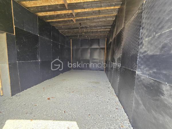 🏡 Grange avec dépendance et terrain – Projet maison, stockage ou investissement
Commune de Limons (63290) – Vue dégagée sur le Livradois‑Forez
Surface totale : env. 90 m² (dont sous‑sol) – Surface au sol : 78 m²

Ancienne grange divisée en deux parties, avec dépendance de 30 m² idéale pour garage, atelier ou espace complémentaire.  
Le bâtiment principal offre un volume intéressant, une charpente bois saine, et un sous‑sol pratique pour le stockage ou l’aménagement.

✔️ Pour un projet maison ou loft
Un potentiel idéal pour créer un loft lumineux, une maison atypique ou un espace contemporain mêlant pierre et bois, avec un terrain en pente permettant d’imaginer des terrasses en paliers, un jardin suspendu ou un coin détente avec vue sur le Livradois‑Forez.

✔️ Pour un investisseur
Un bien adapté à plusieurs stratégies :

- Location longue durée après rénovation (maison ou loft)

- Location courte durée pour un projet atypique

- Location de stockage / garage / atelier

- Achat‑revente avec optimisation des volumes (sous‑sol + dépendance)

✔️ Pour du stockage
La grange permet d’accueillir facilement un camping‑car, une caravane, un bateau ou du matériel professionnel volumineux.

Un bien polyvalent, qui s’adapte aussi bien à un projet de vie, à un investissement rentable, ou à un grand espace de stockage sécurisé.
Un bien rare sur le secteur, à fort potentiel pour les amoureux de la nature comme pour les investisseurs créatifs.