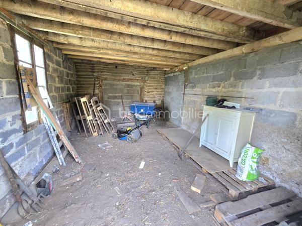 🏡 Grange avec dépendance et terrain – Projet maison, stockage ou investissement
Commune de Limons (63290) – Vue dégagée sur le Livradois‑Forez
Surface totale : env. 90 m² (dont sous‑sol) – Surface au sol : 78 m²

Ancienne grange divisée en deux parties, avec dépendance de 30 m² idéale pour garage, atelier ou espace complémentaire.  
Le bâtiment principal offre un volume intéressant, une charpente bois saine, et un sous‑sol pratique pour le stockage ou l’aménagement.

✔️ Pour un projet maison ou loft
Un potentiel idéal pour créer un loft lumineux, une maison atypique ou un espace contemporain mêlant pierre et bois, avec un terrain en pente permettant d’imaginer des terrasses en paliers, un jardin suspendu ou un coin détente avec vue sur le Livradois‑Forez.

✔️ Pour un investisseur
Un bien adapté à plusieurs stratégies :

- Location longue durée après rénovation (maison ou loft)

- Location courte durée pour un projet atypique

- Location de stockage / garage / atelier

- Achat‑revente avec optimisation des volumes (sous‑sol + dépendance)

✔️ Pour du stockage
La grange permet d’accueillir facilement un camping‑car, une caravane, un bateau ou du matériel professionnel volumineux.

Un bien polyvalent, qui s’adapte aussi bien à un projet de vie, à un investissement rentable, ou à un grand espace de stockage sécurisé.
Un bien rare sur le secteur, à fort potentiel pour les amoureux de la nature comme pour les investisseurs créatifs.