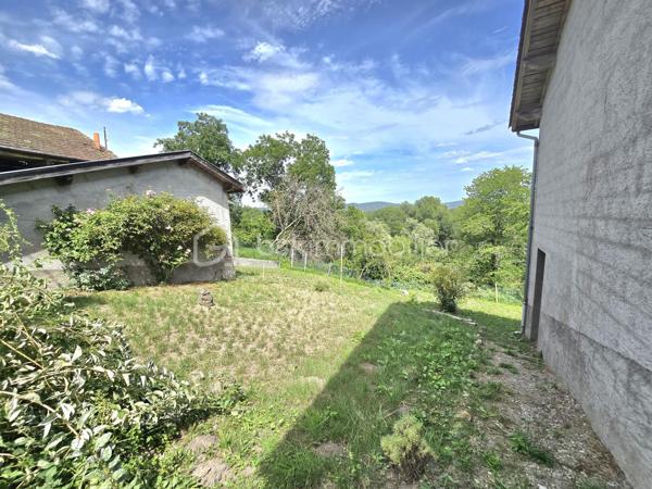 🏡 Grange avec dépendance et terrain – Projet maison, stockage ou investissement
Commune de Limons (63290) – Vue dégagée sur le Livradois‑Forez
Surface totale : env. 90 m² (dont sous‑sol) – Surface au sol : 78 m²

Ancienne grange divisée en deux parties, avec dépendance de 30 m² idéale pour garage, atelier ou espace complémentaire.  
Le bâtiment principal offre un volume intéressant, une charpente bois saine, et un sous‑sol pratique pour le stockage ou l’aménagement.

✔️ Pour un projet maison ou loft
Un potentiel idéal pour créer un loft lumineux, une maison atypique ou un espace contemporain mêlant pierre et bois, avec un terrain en pente permettant d’imaginer des terrasses en paliers, un jardin suspendu ou un coin détente avec vue sur le Livradois‑Forez.

✔️ Pour un investisseur
Un bien adapté à plusieurs stratégies :

- Location longue durée après rénovation (maison ou loft)

- Location courte durée pour un projet atypique

- Location de stockage / garage / atelier

- Achat‑revente avec optimisation des volumes (sous‑sol + dépendance)

✔️ Pour du stockage
La grange permet d’accueillir facilement un camping‑car, une caravane, un bateau ou du matériel professionnel volumineux.

Un bien polyvalent, qui s’adapte aussi bien à un projet de vie, à un investissement rentable, ou à un grand espace de stockage sécurisé.
Un bien rare sur le secteur, à fort potentiel pour les amoureux de la nature comme pour les investisseurs créatifs.