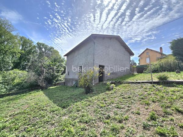 🏡 Grange avec dépendance et terrain – Projet maison, stockage ou investissement
Commune de Limons (63290) – Vue dégagée sur le Livradois‑Forez
Surface totale : env. 90 m² (dont sous‑sol) – Surface au sol : 78 m²

Ancienne grange divisée en deux parties, avec dépendance de 30 m² idéale pour garage, atelier ou espace complémentaire.  
Le bâtiment principal offre un volume intéressant, une charpente bois saine, et un sous‑sol pratique pour le stockage ou l’aménagement.

✔️ Pour un projet maison ou loft
Un potentiel idéal pour créer un loft lumineux, une maison atypique ou un espace contemporain mêlant pierre et bois, avec un terrain en pente permettant d’imaginer des terrasses en paliers, un jardin suspendu ou un coin détente avec vue sur le Livradois‑Forez.

✔️ Pour un investisseur
Un bien adapté à plusieurs stratégies :

- Location longue durée après rénovation (maison ou loft)

- Location courte durée pour un projet atypique

- Location de stockage / garage / atelier

- Achat‑revente avec optimisation des volumes (sous‑sol + dépendance)

✔️ Pour du stockage
La grange permet d’accueillir facilement un camping‑car, une caravane, un bateau ou du matériel professionnel volumineux.

Un bien polyvalent, qui s’adapte aussi bien à un projet de vie, à un investissement rentable, ou à un grand espace de stockage sécurisé.
Un bien rare sur le secteur, à fort potentiel pour les amoureux de la nature comme pour les investisseurs créatifs.
