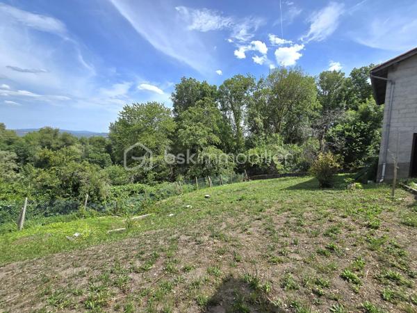 🏡 Grange avec dépendance et terrain – Projet maison, stockage ou investissement
Commune de Limons (63290) – Vue dégagée sur le Livradois‑Forez
Surface totale : env. 90 m² (dont sous‑sol) – Surface au sol : 78 m²

Ancienne grange divisée en deux parties, avec dépendance de 30 m² idéale pour garage, atelier ou espace complémentaire.  
Le bâtiment principal offre un volume intéressant, une charpente bois saine, et un sous‑sol pratique pour le stockage ou l’aménagement.

✔️ Pour un projet maison ou loft
Un potentiel idéal pour créer un loft lumineux, une maison atypique ou un espace contemporain mêlant pierre et bois, avec un terrain en pente permettant d’imaginer des terrasses en paliers, un jardin suspendu ou un coin détente avec vue sur le Livradois‑Forez.

✔️ Pour un investisseur
Un bien adapté à plusieurs stratégies :

- Location longue durée après rénovation (maison ou loft)

- Location courte durée pour un projet atypique

- Location de stockage / garage / atelier

- Achat‑revente avec optimisation des volumes (sous‑sol + dépendance)

✔️ Pour du stockage
La grange permet d’accueillir facilement un camping‑car, une caravane, un bateau ou du matériel professionnel volumineux.

Un bien polyvalent, qui s’adapte aussi bien à un projet de vie, à un investissement rentable, ou à un grand espace de stockage sécurisé.
Un bien rare sur le secteur, à fort potentiel pour les amoureux de la nature comme pour les investisseurs créatifs.