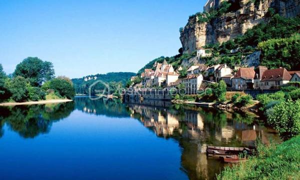 Restaurant-brasserie situé au cœur de l’un des plus beaux villages de France dans le Périgord noir, à la réputation mondiale, accueillant près de 2 millions de visiteurs par an, dans le Périgord Noir, véritable bastion de la gastronomie française et territoire à fréquentation touristique en constante augmentation.
L’établissement est implanté dans un hôtel particulier du XVIIe siècle, entièrement rénové, en plein centre médiéval historique. La bâtisse se développe sur plusieurs étages avec ascenseur et dispose d’une cour intérieure de caractère, avec ouvertures en fer forgé d’époque.

Le bien :
• Rénovations complètes en 2015 et 2021
• Agencement et mobilier en excellent état
• Aucun travaux à prévoir
• Exploitation actuelle en restaurant-brasserie
• Établissement clé en main
Potentiel de développement important :
• Bar à ambiance / lounge
• Cave à vin
• Séminaires, mariages, événements privés
• Accueil de groupes
• Développement d’activités annexes complémentaires
Performances financières :
• EBE 2023 : 250 000 €
• EBE 2024 : 255 000 €
• Bilan 2025 en cours, dans les mêmes perspectives
• Excellente rentabilité, encore perfectible par diversification

Organisation :
• Équipe complète en cuisine et en salle
• Personnel autonome et en place
• Reprise facilitée, sans dépendance à l’exploitant

 🔑 Bien rare sur le marché, idéal pour un professionnel de la restauration ou un investisseur
souhaitant acquérir un établissement de caractère, situé dans l’une des zones gastronomiques et touristiques les plus dynamiques de France.