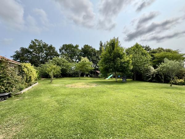 Saint-Georges-de-Pointindoux (85150) Maison 6 chambres offrant 180 m2 habitables sur 2462 m2 de terrain