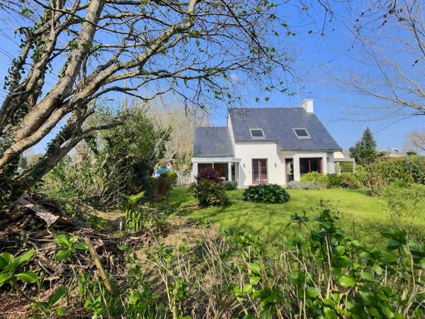Pont-Aven (29930) Maison avec beau jardin, 95 m2, veranda 10 m2, 4 chambres, 1 salle de bain et 2 salles d'eau.