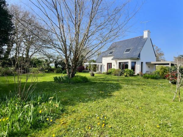 Pont-Aven (29930) Maison avec beau jardin, 95 m2, veranda 10 m2, 4 chambres, 1 salle de bain et 2 salles d'eau.