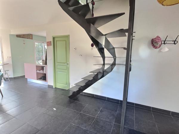 Pont-Aven (29930) Maison avec beau jardin, 95 m2, veranda 10 m2, 4 chambres, 1 salle de bain et 2 salles d'eau.