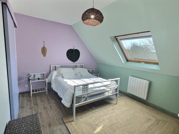 Pont-Aven (29930) Maison avec beau jardin, 95 m2, veranda 10 m2, 4 chambres, 1 salle de bain et 2 salles d'eau.