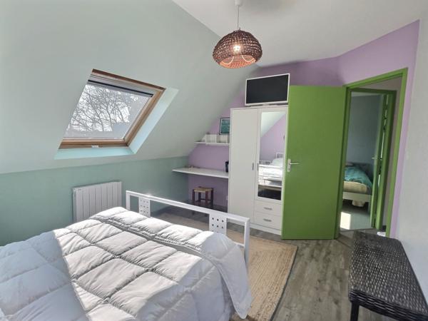 Pont-Aven (29930) Maison avec beau jardin, 95 m2, veranda 10 m2, 4 chambres, 1 salle de bain et 2 salles d'eau.