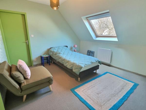 Pont-Aven (29930) Maison avec beau jardin, 95 m2, veranda 10 m2, 4 chambres, 1 salle de bain et 2 salles d'eau.