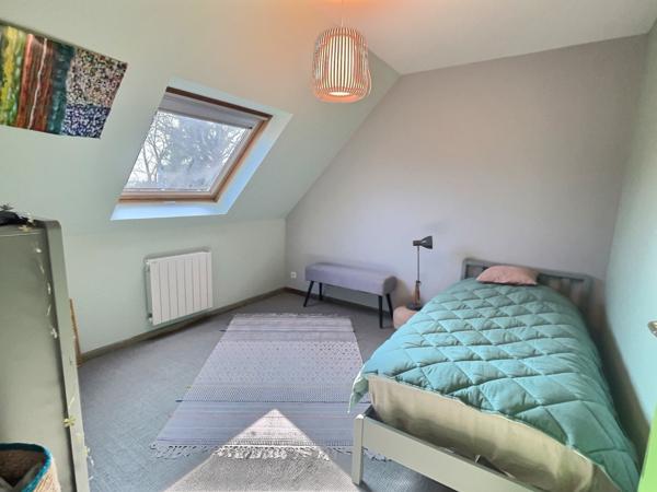 Pont-Aven (29930) Maison avec beau jardin, 95 m2, veranda 10 m2, 4 chambres, 1 salle de bain et 2 salles d'eau.