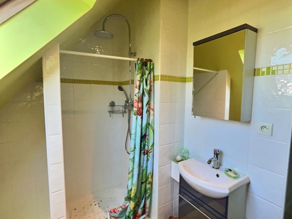 Pont-Aven (29930) Maison avec beau jardin, 95 m2, veranda 10 m2, 4 chambres, 1 salle de bain et 2 salles d'eau.