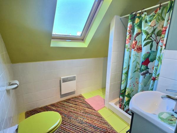 Pont-Aven (29930) Maison avec beau jardin, 95 m2, veranda 10 m2, 4 chambres, 1 salle de bain et 2 salles d'eau.