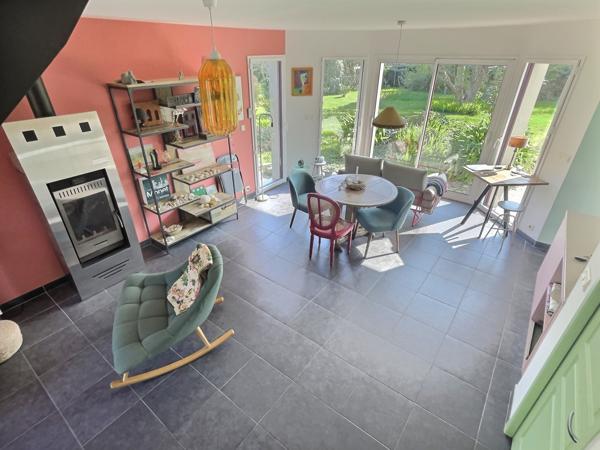 Pont-Aven (29930) Maison avec beau jardin, 95 m2, veranda 10 m2, 4 chambres, 1 salle de bain et 2 salles d'eau.