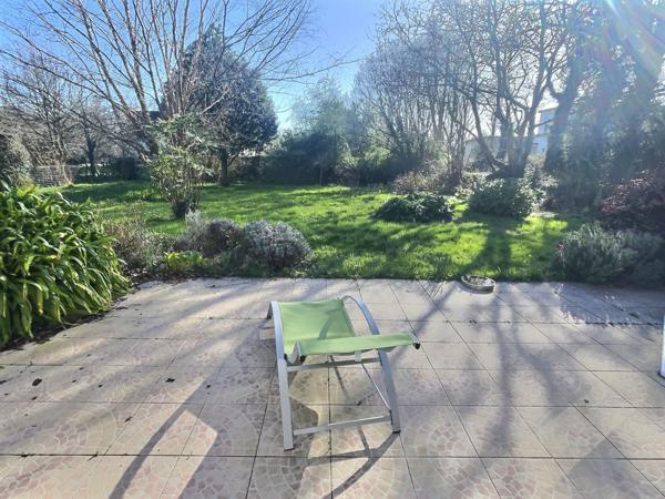 Pont-Aven (29930) Maison avec beau jardin, 95 m2, veranda 10 m2, 4 chambres, 1 salle de bain et 2 salles d'eau.