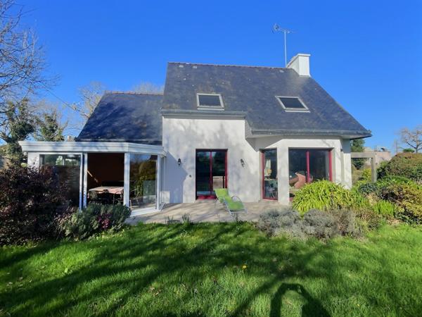 Pont-Aven (29930) Maison avec beau jardin, 95 m2, veranda 10 m2, 4 chambres, 1 salle de bain et 2 salles d'eau.