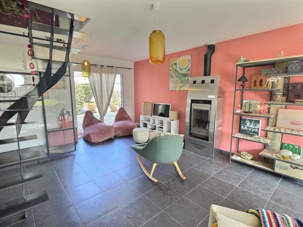 Pont-Aven (29930) Maison avec beau jardin, 95 m2, veranda 10 m2, 4 chambres, 1 salle de bain et 2 salles d'eau.