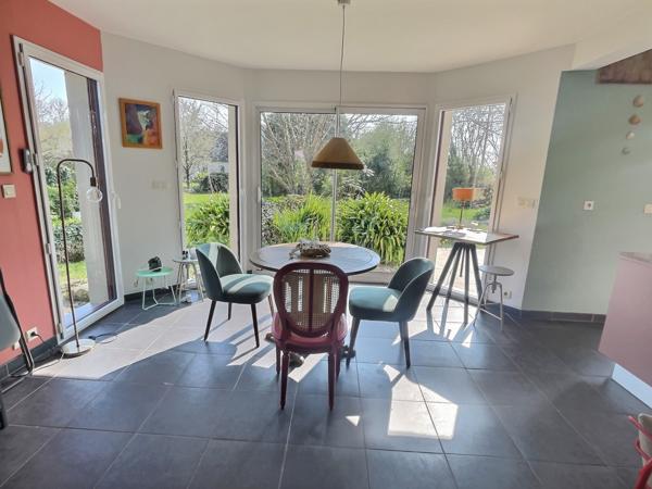 Pont-Aven (29930) Maison avec beau jardin, 95 m2, veranda 10 m2, 4 chambres, 1 salle de bain et 2 salles d'eau.