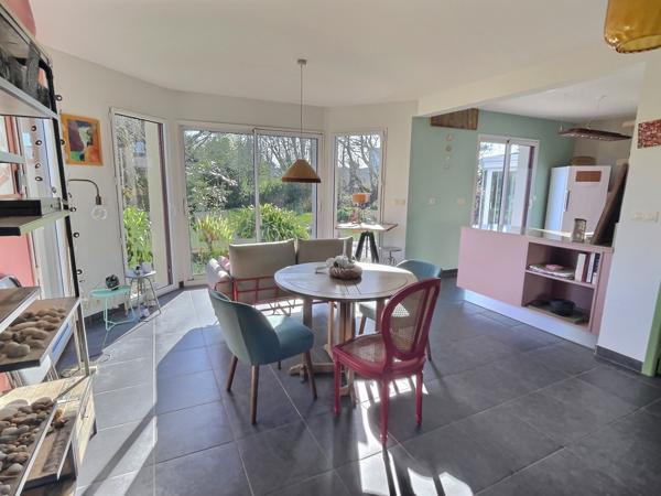 Pont-Aven (29930) Maison avec beau jardin, 95 m2, veranda 10 m2, 4 chambres, 1 salle de bain et 2 salles d'eau.