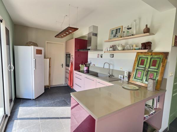 Pont-Aven (29930) Maison avec beau jardin, 95 m2, veranda 10 m2, 4 chambres, 1 salle de bain et 2 salles d'eau.