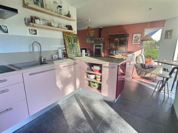 Pont-Aven (29930) Maison avec beau jardin, 95 m2, veranda 10 m2, 4 chambres, 1 salle de bain et 2 salles d'eau.