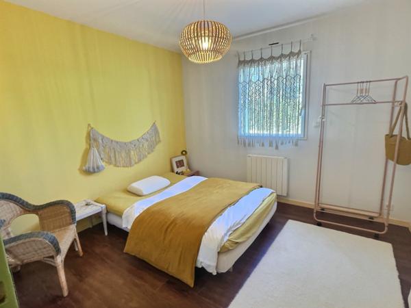 Pont-Aven (29930) Maison avec beau jardin, 95 m2, veranda 10 m2, 4 chambres, 1 salle de bain et 2 salles d'eau.