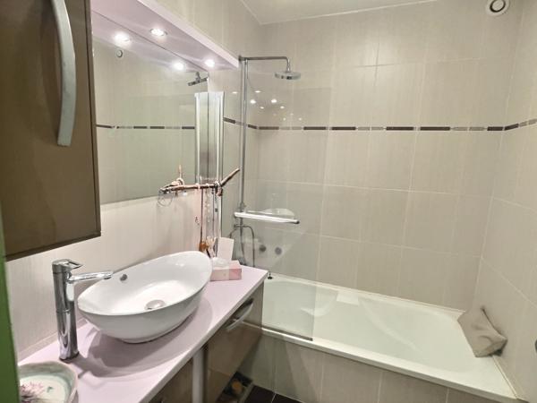 Pont-Aven (29930) Maison avec beau jardin, 95 m2, veranda 10 m2, 4 chambres, 1 salle de bain et 2 salles d'eau.