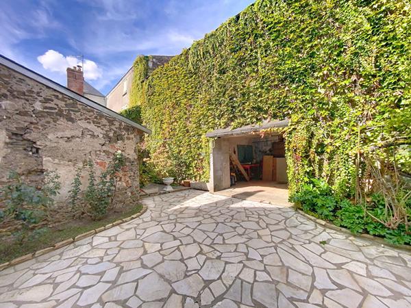 Ensemble immobilier idéalement situé au coeur de Montjean, à proximité immédiate des commerces.