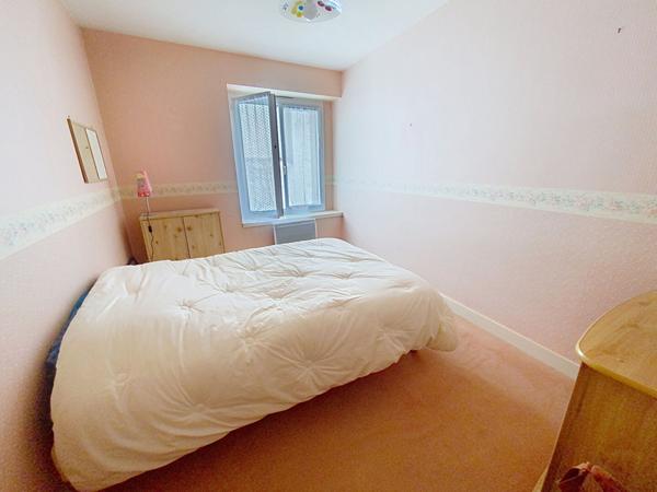 Ensemble immobilier idéalement situé au coeur de Montjean, à proximité immédiate des commerces.