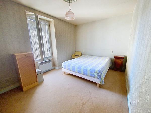 Ensemble immobilier idéalement situé au coeur de Montjean, à proximité immédiate des commerces.