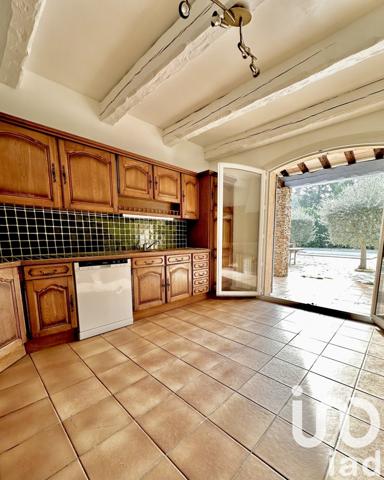 Maison traditionnelle 7 pièces de 256 m² à Marignane (13700)