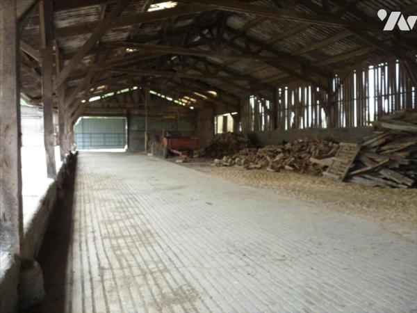 ARON- En campagne, longère avec ses nombreuses dépendances.