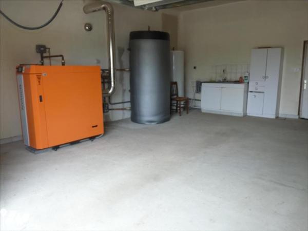 ARON- En campagne, longère avec ses nombreuses dépendances.