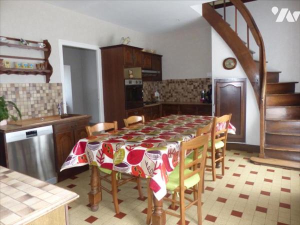 ARON- En campagne, longère avec ses nombreuses dépendances.