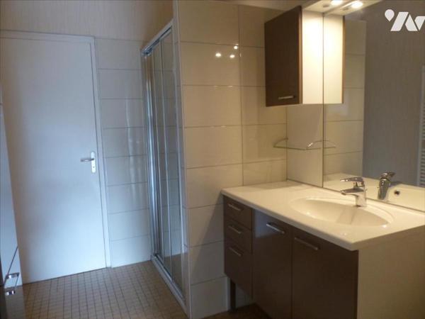 ARON- En campagne, longère avec ses nombreuses dépendances.