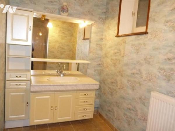 ARON- En campagne, longère avec ses nombreuses dépendances.