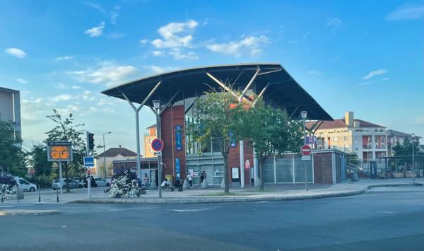 Appartement 4 pcs lumineux, 3 chambres, beaux volumes, proche commodités