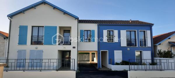 BELLE OPPORTUNITE, A 100M DE LA PLAGE DE CHATELAILLON-PLAGE, APPARTEMENT T3, 2 CHAMBRES, 2 STATIONNEMENTS, AU CALME, LUMINEUX.

Idéalement situé sur la commune de CHATELAILLON-PLAGE, proche de la rue du marché dans une petite rue au calme à 100m de la plage, des écoles, de l’arrêt de bus (ligne YELO 20) et des pistes cyclables. 

Appartement T3 de 56M² au premier et dernier étage d’une petite copropriété de 16 lots (7 lots d’habitation et 9 lots de stationnement). 
Il se compose d’une entrée avec placard, 2 chambres, 1 salle de bain, 1 WC, 1 pièce de vie avec cuisine équipée. 
Deux places de stationnement privatives.

 La copropriété est très bien entretenue, les peintures des façades viennent d'être finies, faibles charges

L’appartement sera vendu meublé et occupé jusqu'au 31/09/2027 (bail 12 mois loyer 825€).