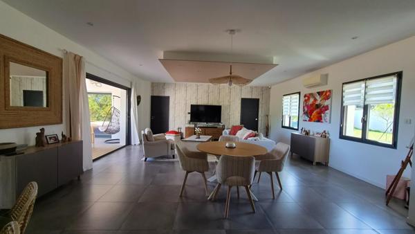 Villa contemporaine - 143m2 - 4 chambres - terrasse - piscine