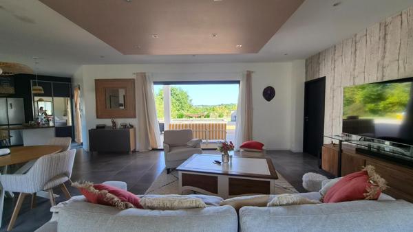 Villa contemporaine - 143m2 - 4 chambres - terrasse - piscine