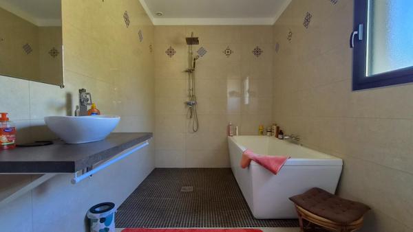 Villa contemporaine - 143m2 - 4 chambres - terrasse - piscine