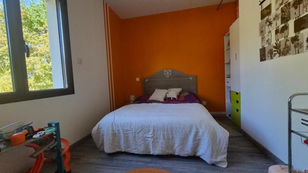 Villa contemporaine - 143m2 - 4 chambres - terrasse - piscine