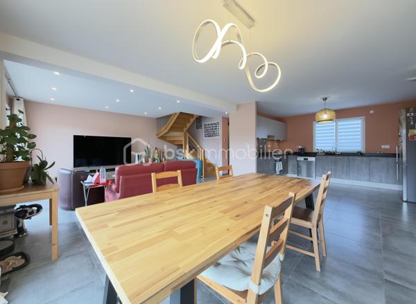 À seulement 5 minutes de Meaux, sur la commune recherchée de Trilport, découvrez cette superbe maison contemporaine construite en 2021, encore sous garantie décennale, offrant 146 m² habitables en R+1  (avec combles de 28m2 aménageables). Des prestations modernes dans un environnement calme et privilégié.

Son emplacement est idéal : écoles de la maternelle au collège, commerces et transports accessibles à pied. La Gare de Trilport permet de rejoindre Paris en environ 30 minutes grâce aux trains directs, un véritable confort pour les actifs. Des volumes impressionnants et une luminosité remarquable
Dès l’entrée, vous serez séduit par les volumes généreux et la qualité des prestations.

- Le rez-de-chaussée s’organise autour d’une magnifique pièce de vie de 60 m², baignée de lumière, offrant un espace de réception idéal entre salon, séjour et salle à manger.
La cuisine contemporaine entièrement équipée, pensée pour les amateurs de gastronomie, propose de nombreux rangements et de vastes plans de travail, complétée par une arrière-cuisine / cellier-buanderie parfaitement fonctionnelle.
Toujours de plain-pied, vous profiterez d’une suite parentale élégante avec chambre et salle d’eau privative, offrant confort et intimité.
Un WC indépendant et une entrée avec rangements complètent ce niveau.

- Un étage dédié à la vie de famille. Édifié sur plancher béton, l’étage accueille :
Trois belles chambres aux volumes confortables dont une suite avec salle d’eau privative et dressing. Une salle de bains familiale supplémentaire. Un WC indépendant.
Un atout supplémentaire : combles aménageables d’environ 28 m², offrant un potentiel idéal pour créer une chambre supplémentaire, un bureau ou une salle de loisirs. 

Un extérieur privilégié, sans vis-à-vis. Implantée sur un terrain clos de 761 m², cette propriété offre calme et intimité.
Vous profiterez d’un agréable jardin sans vis-à-vis, parfaitement adapté à la vie familiale, ainsi que de terrasses idéalement exposées plein sud, invitant à profiter pleinement des beaux jours.
Un grand garage double complète les prestations de ce bien.

Les atouts majeurs : Maison récente (2021) sous garantie décennale avec excellent DPE B. Chauffage au sol. Volumes et luminosité exceptionnels. Suite parentale au rez-de-chaussée. Grand garage double. Un vrai étage sans mansardes. Combles aménageables. Domotique sur l'ensemble du bien. Terrain clos sans vis-à-vis. Commodités, écoles et gare à pied

Une propriété élégante et parfaitement entretenue, idéale pour une famille recherchant confort moderne, espace et proximité de Paris.
Un bien rare sur le secteur – à découvrir sans tarder.
