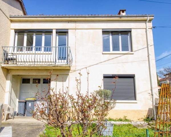 Maison de ville mitoyenne d'un côté avec garage, balcon, parking et jardinet