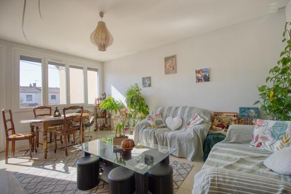 Maison de ville mitoyenne d'un côté avec garage, balcon, parking et jardinet