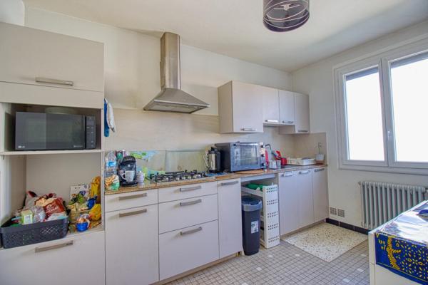 Maison de ville mitoyenne d'un côté avec garage, balcon, parking et jardinet